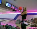Ξανθιά παίζει bowling